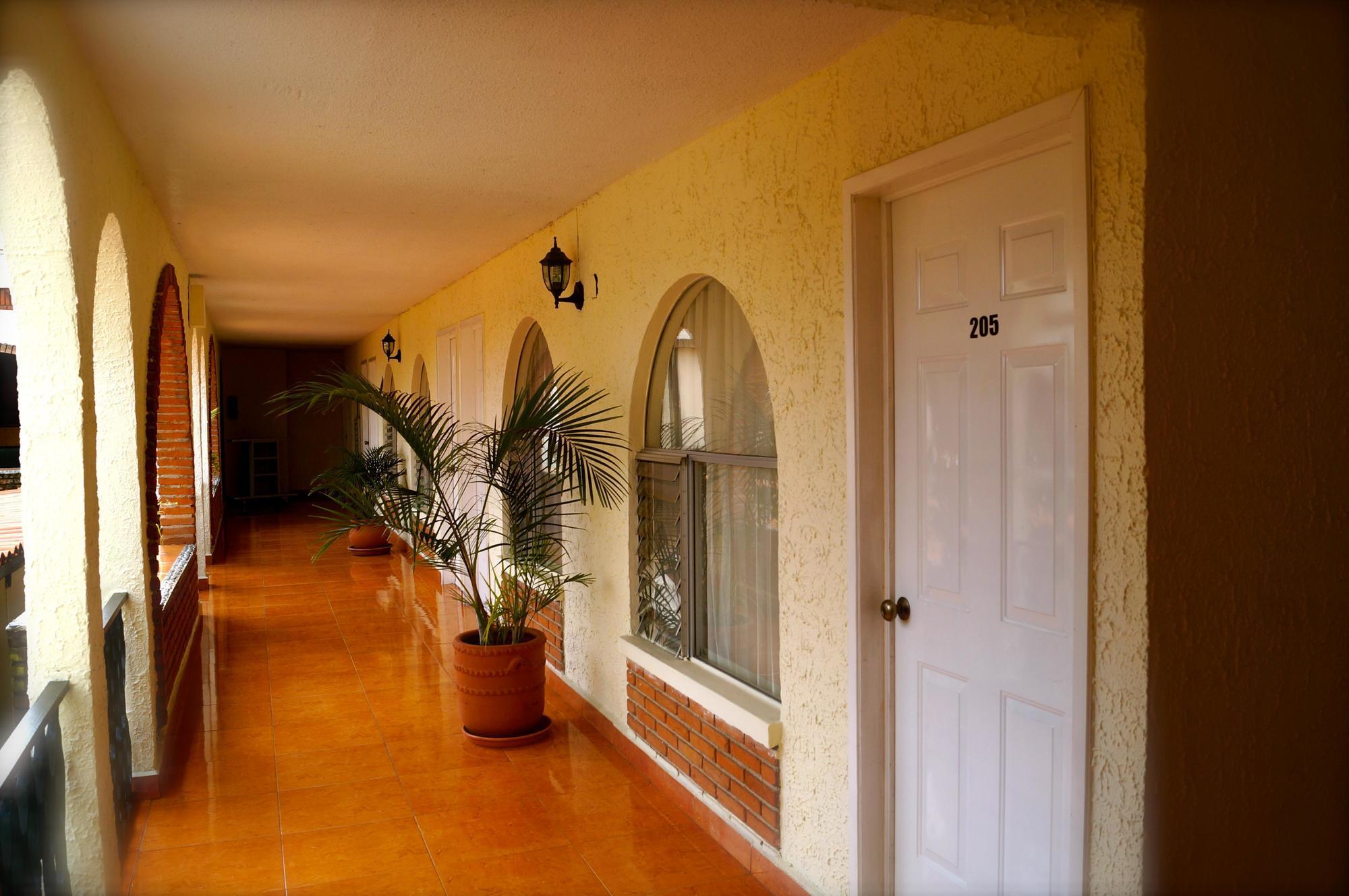 Hotel & Suites Villa Del Sol موروليا المظهر الخارجي الصورة